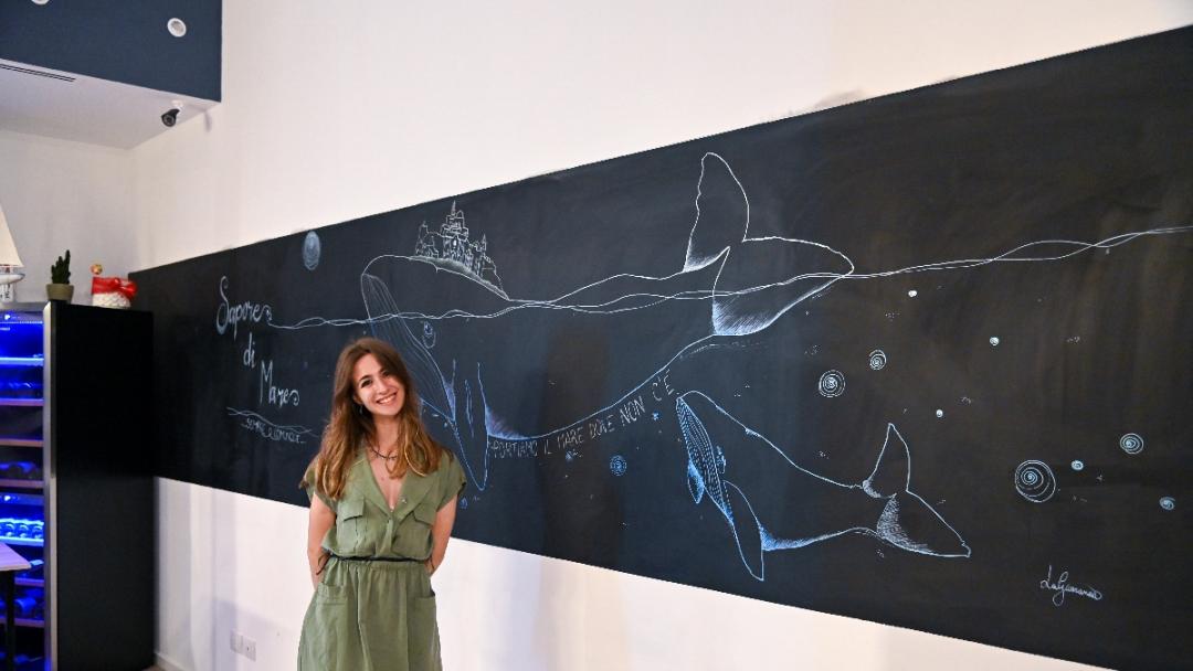 Progetto artistico su lavagna a muro - Sapore di Mare fish pub 79th